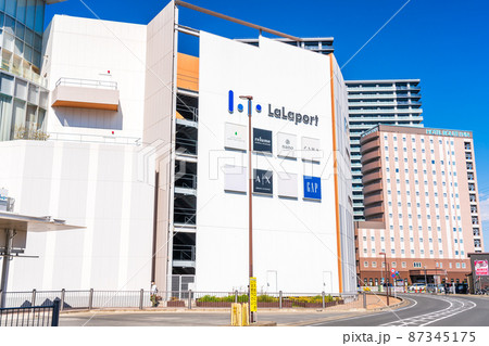 海老名駅西口　そらかぜ通りのららぽーと海老名と高層マンション 87345175