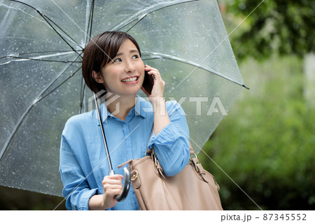 女性 スマホ 雨 梅雨 女性 スマホ 雨 梅雨 87345552
