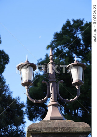 東京都千代田区有楽町の日比谷公園有楽門のレトロな門灯 87345601