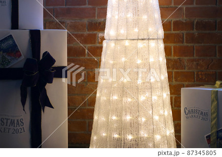 ウィンターデコレーション、クリスマス用のLED 電球を使用した三角錐のイルミネーションオブジェ。 87345805