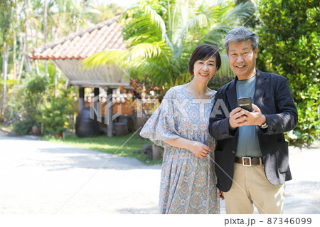 夫婦旅行－沖縄恩納村観光 スマホでチェックしながら観光 87346099