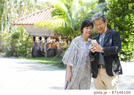 夫婦旅行-沖縄恩納村観光 スマホでチェックしながら観光 夫婦旅行-沖縄恩納村観光 スマホでチェックしながら観光 87346100