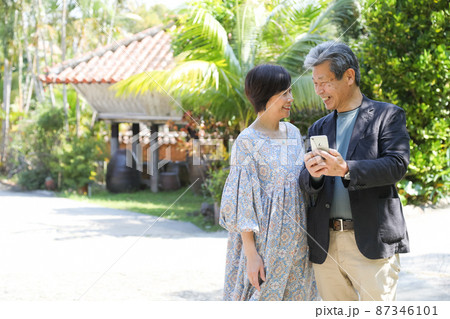 夫婦旅行－沖縄恩納村観光 スマホでチェックしながら観光 87346101