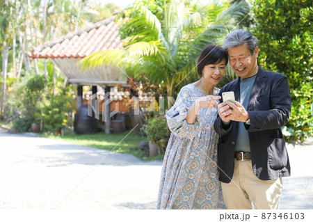 夫婦旅行-沖縄恩納村観光 スマホでチェックしながら観光 夫婦旅行-沖縄恩納村観光 スマホでチェックしながら観光 87346103