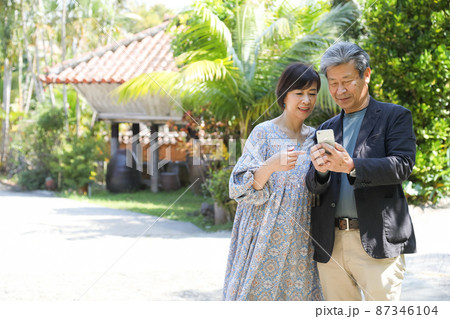 夫婦旅行-沖縄恩納村観光 スマホでチェックしながら観光 夫婦旅行-沖縄恩納村観光 スマホでチェックしながら観光 87346104