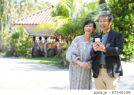 夫婦旅行－沖縄恩納村観光 スマホでチェックしながら観光 87346106