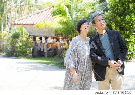 夫婦旅行－沖縄恩納村観光 スマホでチェックしながら観光 87346110