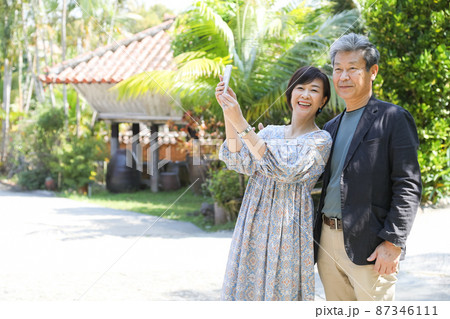 夫婦旅行-沖縄恩納村観光 スマホでチェックしながら観光 夫婦旅行-沖縄恩納村観光 スマホでチェックしながら観光 87346111