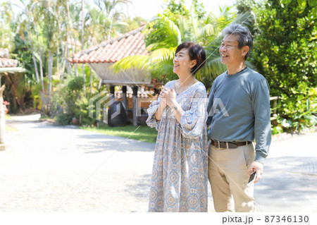 夫婦旅行-沖縄恩納村観光 スマホでチェックしながら観光 夫婦旅行-沖縄恩納村観光 スマホでチェックしながら観光 87346130