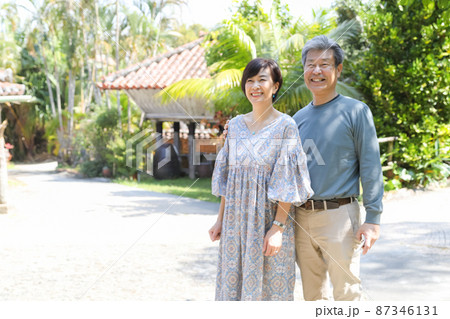 夫婦旅行-沖縄恩納村観光 スマホでチェックしながら観光 夫婦旅行-沖縄恩納村観光 スマホでチェックしながら観光 87346131