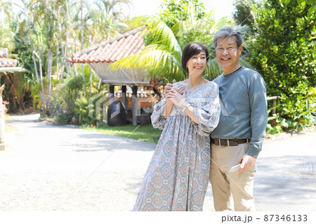 夫婦旅行-沖縄恩納村観光 スマホでチェックしながら観光 夫婦旅行-沖縄恩納村観光 スマホでチェックしながら観光 87346133