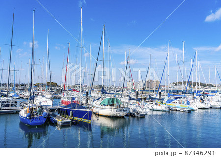 神奈川県】青い海と空が綺麗な江の島ヨットハーバーの写真素材