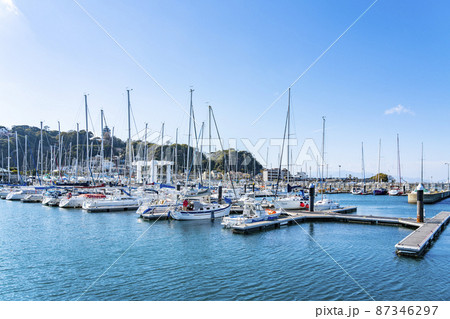 【神奈川県】青い海と空が綺麗な江の島ヨットハーバー 87346297