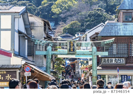 【神奈川県】江ノ島の入口にある青銅の鳥居 87346354