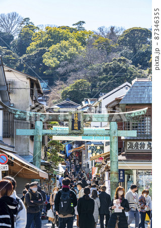 【神奈川県】江ノ島の入口にある青銅の鳥居 【神奈川県】江ノ島の入口にある青銅の鳥居 87346355