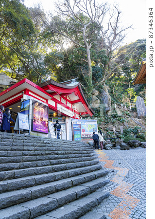 【神奈川県】風情のある江の島のエスカー乗り場 87346364