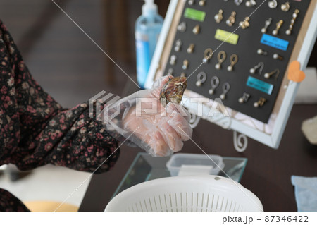 アヤコ貝から真珠の取り出しからアクセサリー製作 87346422