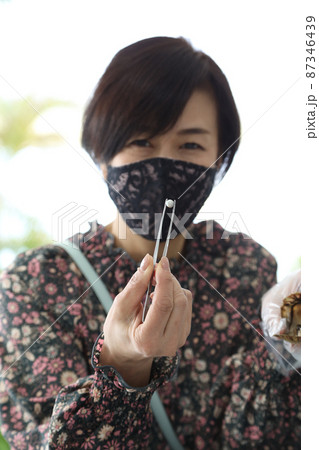 マスク姿で アヤコ貝から真珠の取り出しからアクセサリー製作 87346439