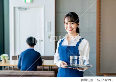 カフェの若い女性の店員 87348491