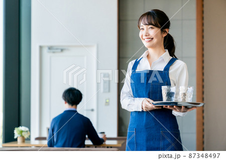 カフェの若い女性の店員 カフェの若い女性の店員 87348497