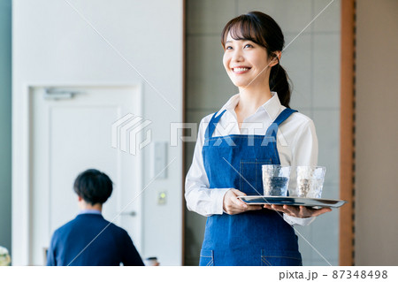 カフェの若い女性の店員 87348498