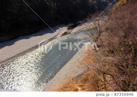 軍畑大橋から俯瞰した多摩川（2） 87350940