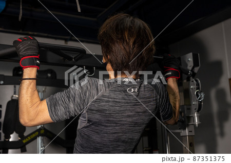 懸垂をする男性 87351375