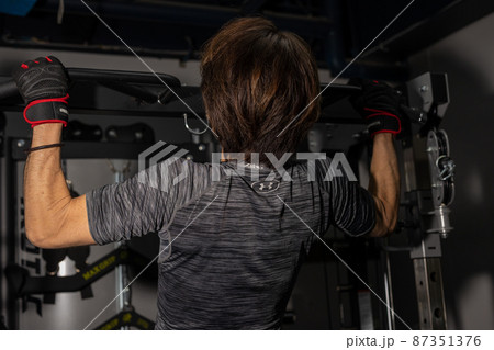 懸垂をする男性 87351376