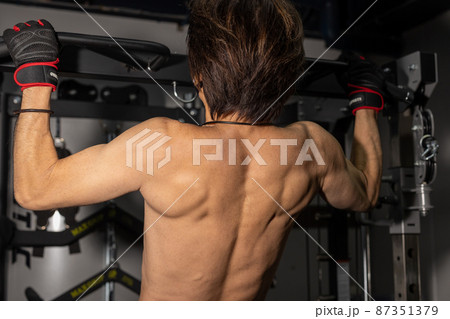 懸垂をする男性 87351379