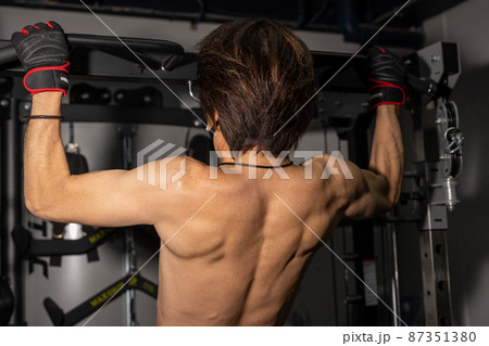 懸垂をする男性 87351380