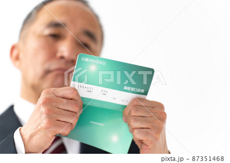 通帳を見て悩むビジネスマン 通帳を見て悩むビジネスマン 87351468