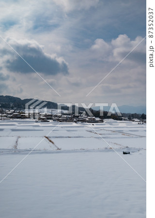 白銀の世界【松本市中山の水田地帯】 白銀の世界【松本市中山の水田地帯】 87352037
