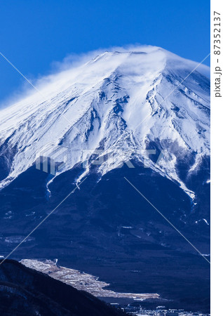 (山梨県)高川山より望む冬の富士山・絶景 (山梨県)高川山より望む冬の富士山・絶景 87352137