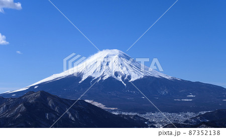 （山梨県）高川山より望む冬の富士山・絶景 87352138