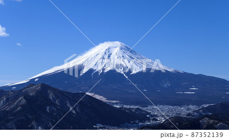 （山梨県）高川山より望む冬の富士山・絶景 87352139
