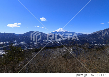 （山梨県）高川山より望む冬の富士山・絶景 87352142