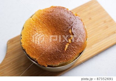 焼きたてのスポンジケーキ 87352691