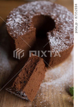 手作りのチョコシフォンケーキ 手作りのチョコシフォンケーキ 87352694