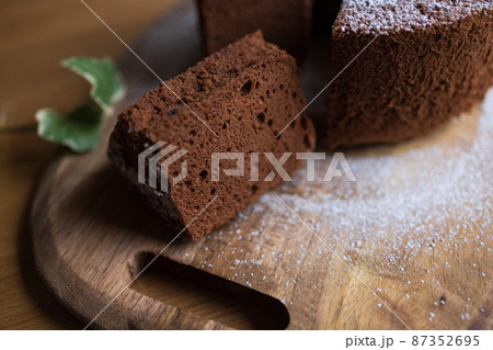 手作りのチョコシフォンケーキ 87352695