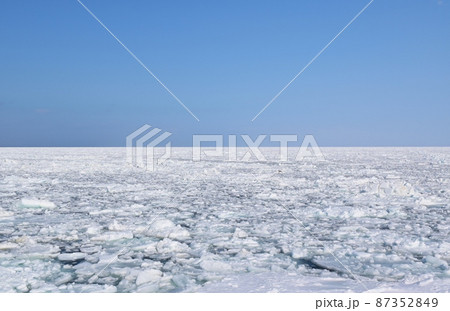 紋別の流氷の海　北海道 87352849