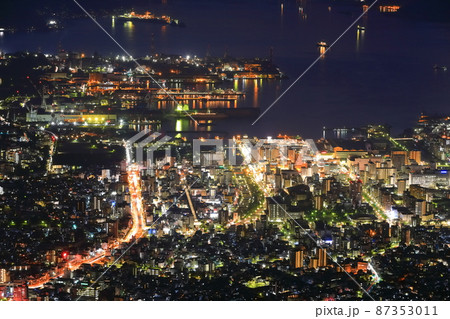 【広島県】灰ヶ峰展望台から見た呉の夜景 87353011