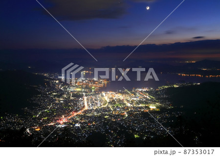 【広島県】灰ヶ峰展望台から見た呉の夜景 87353017