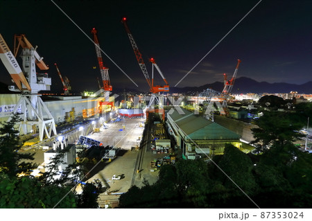 【広島県】歴史の見える丘から見た戦艦大和 建造ドックの夜景 87353024