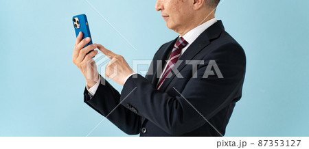 ビジネスマン　スマホ　シニア 87353127