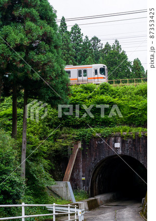 【東海道線】黒血川を通過する電車 87353425