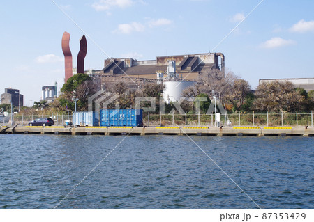 姫路港の公園と工場の景色 姫路港の公園と工場の景色 87353429