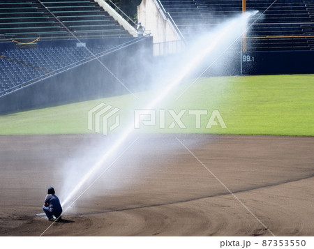野球場 試合開始前のスプリンクラー 野球場 試合開始前のスプリンクラー 87353550
