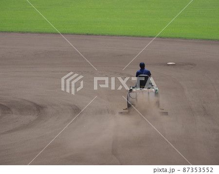 野球場　試合開始前のグランド整備 87353552