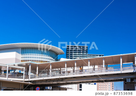 海老名駅西口風景　西口改札とららぽーとを繋ぐ歩道橋 87353698