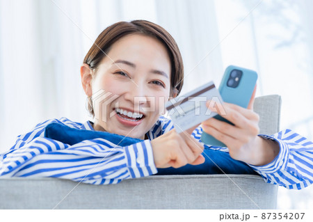 カード決済 スマホ ネットショッピング 女性 カード決済 スマホ ネットショッピング 女性 87354207